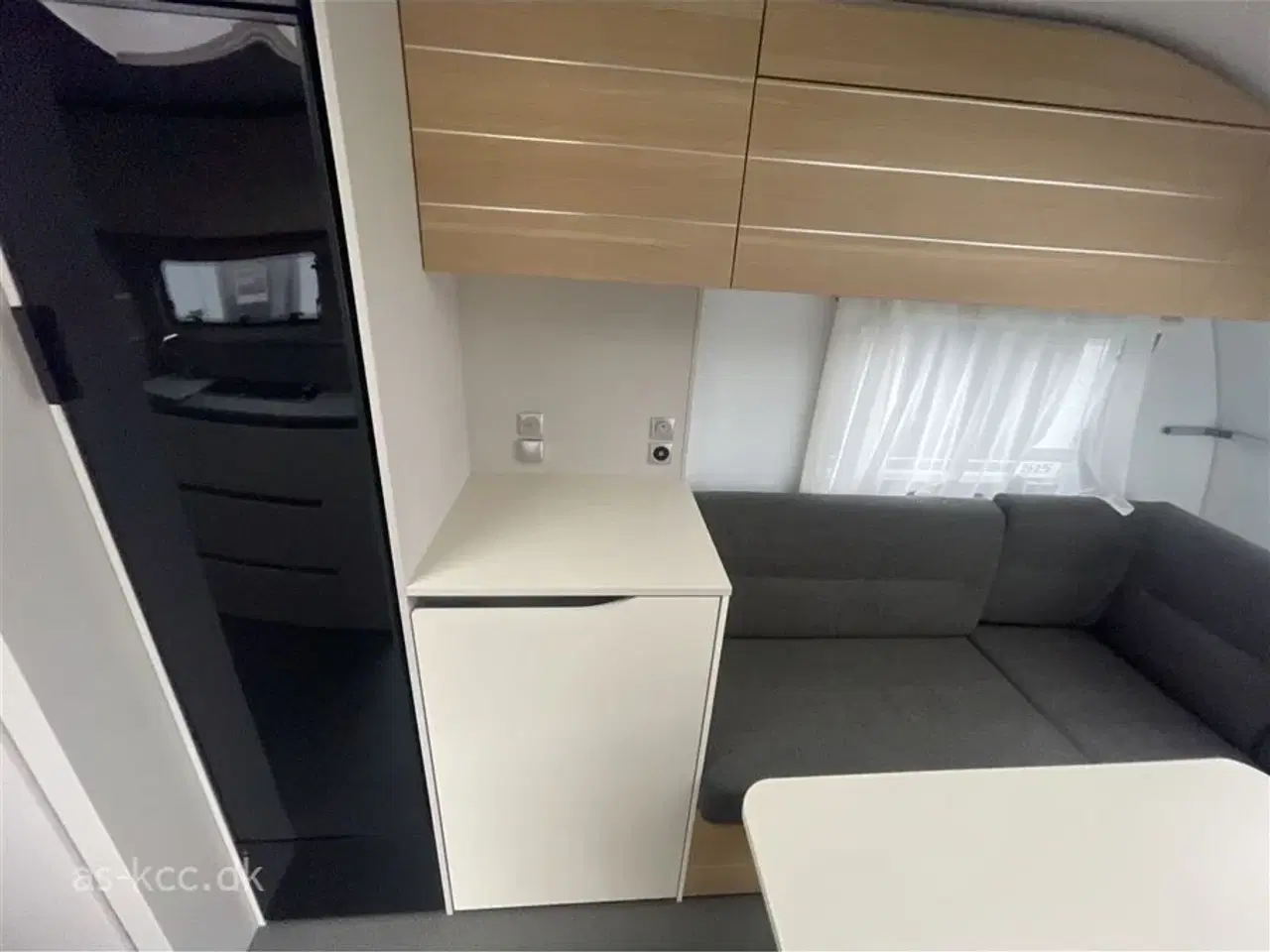 Billede 11 - 2022 - Adria Adora 593 UP ALDE Adria Adora 593 UP med Alde Centralvarme. 4 sovepladser, 5 siddepladser. Topmadras, DuoControl, Kantsyet tæpper.