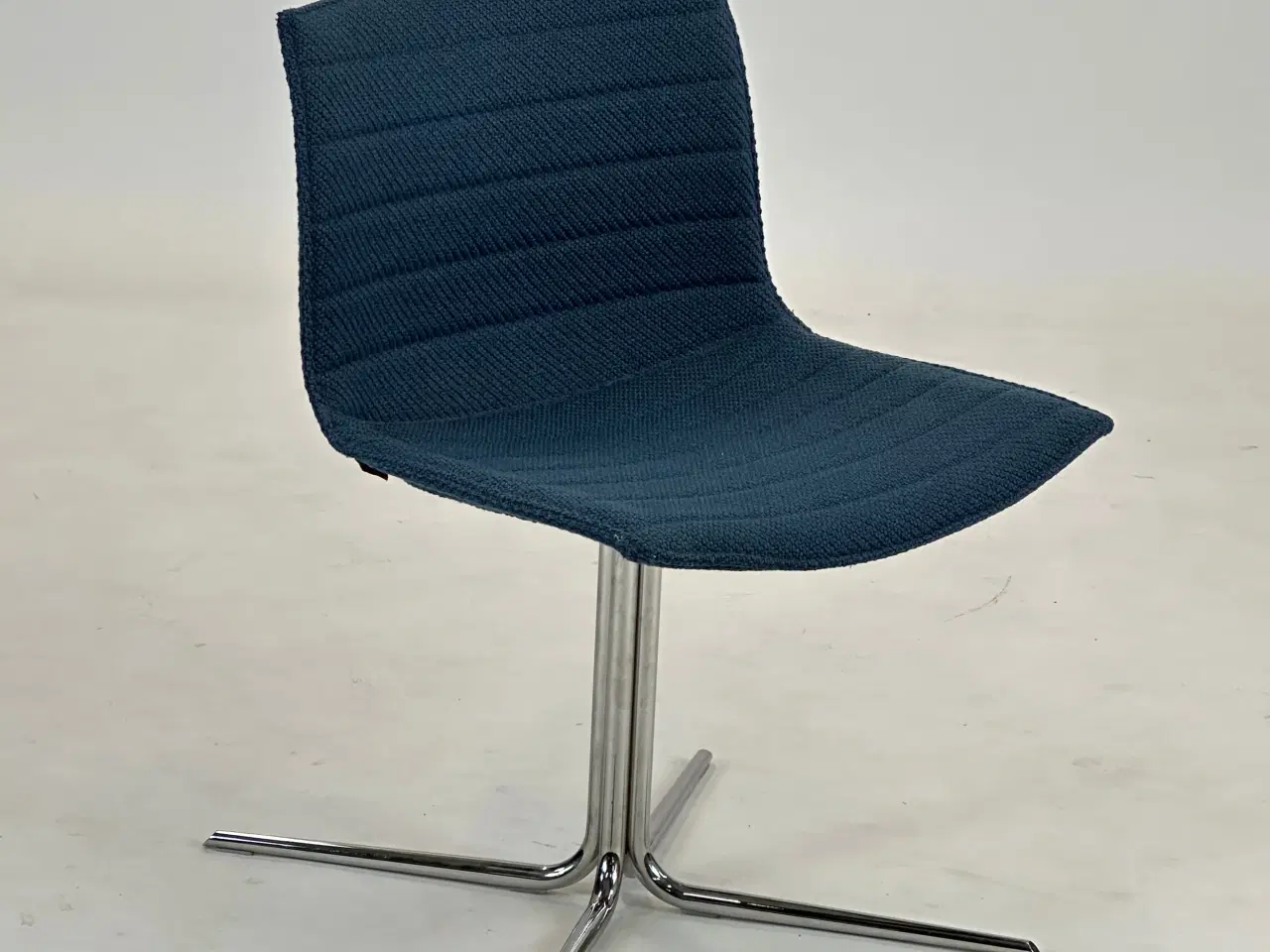 Billede 1 - Arper Catifa 46 Mødestol (Mørkeblå)