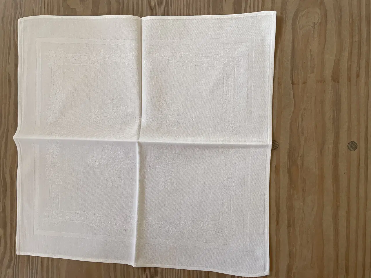 Billede 3 - Hvide stofservietter 6 stk Damaskvævede
