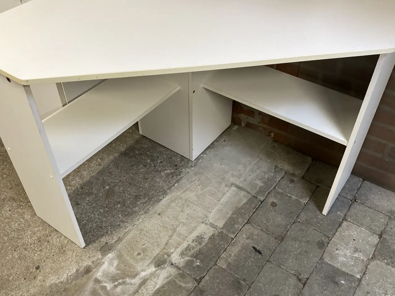 Billede 2 - Skrivebord, kontorstol og 2 reoler 