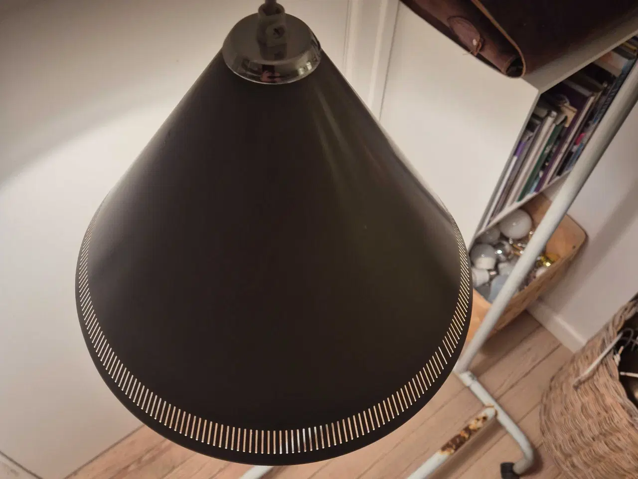 Billede 6 - Grå kegleformet retrolampe med fine perforeringer 