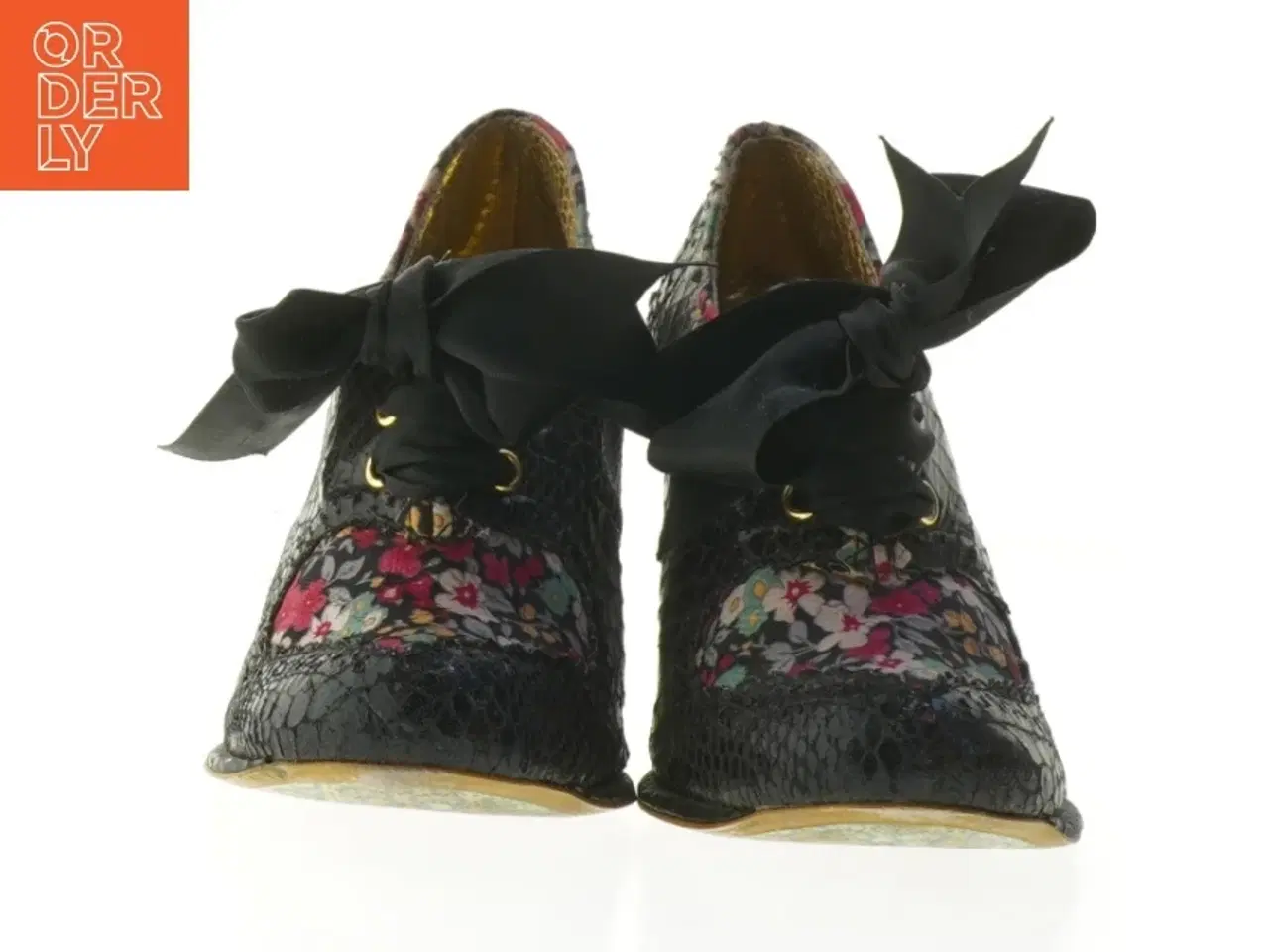 Billede 3 - Sort højhælet sko med blomster (str. 36 )