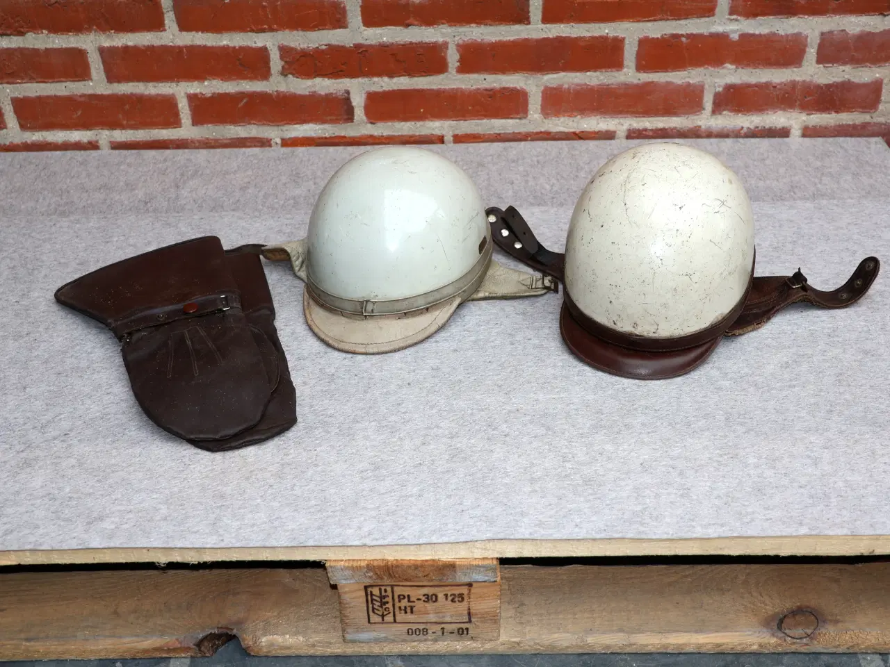 Billede 1 - 2 Stk Gl Styrthjelme + handsker.