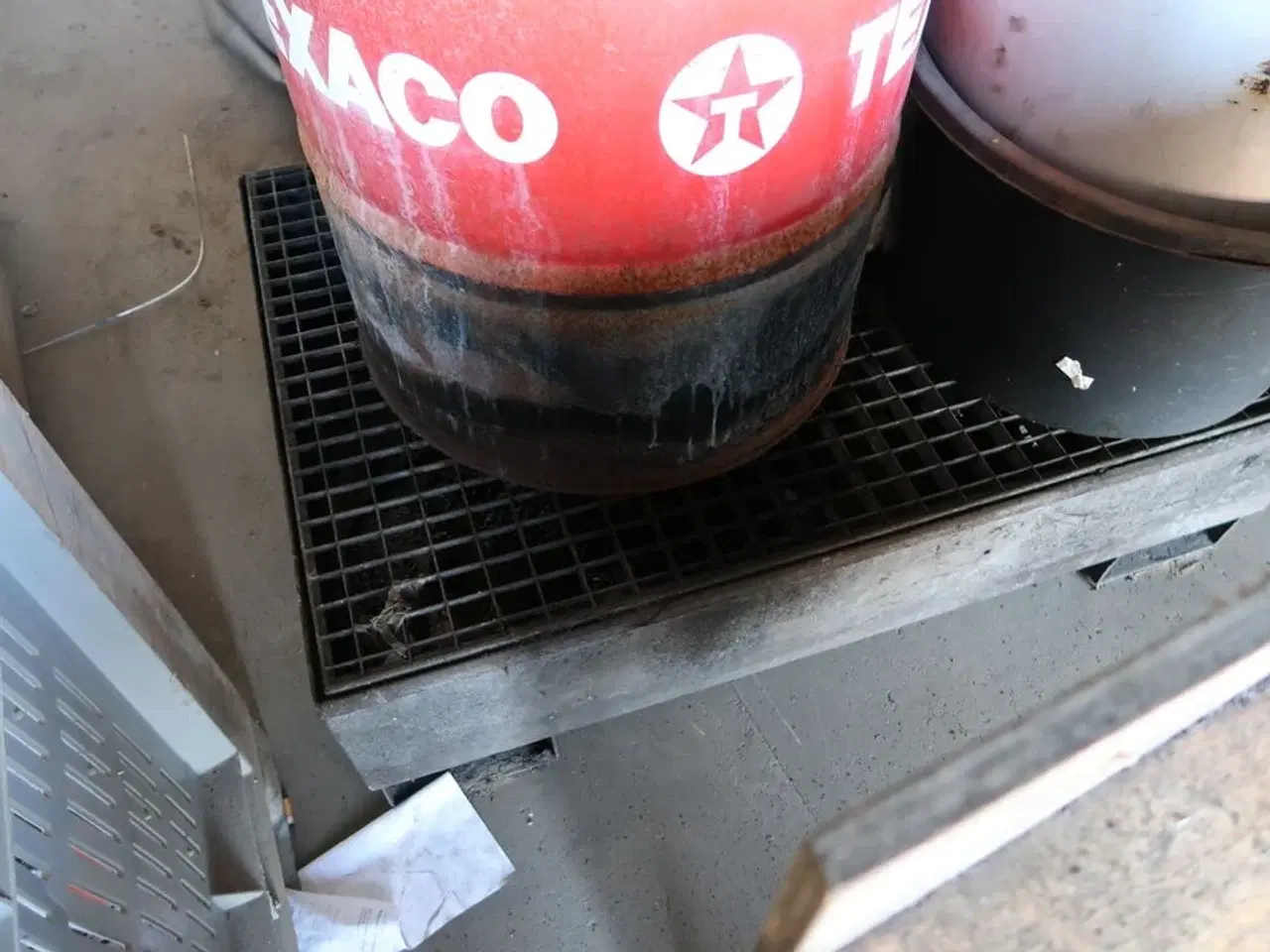 Billede 2 - Spildekar med tønde