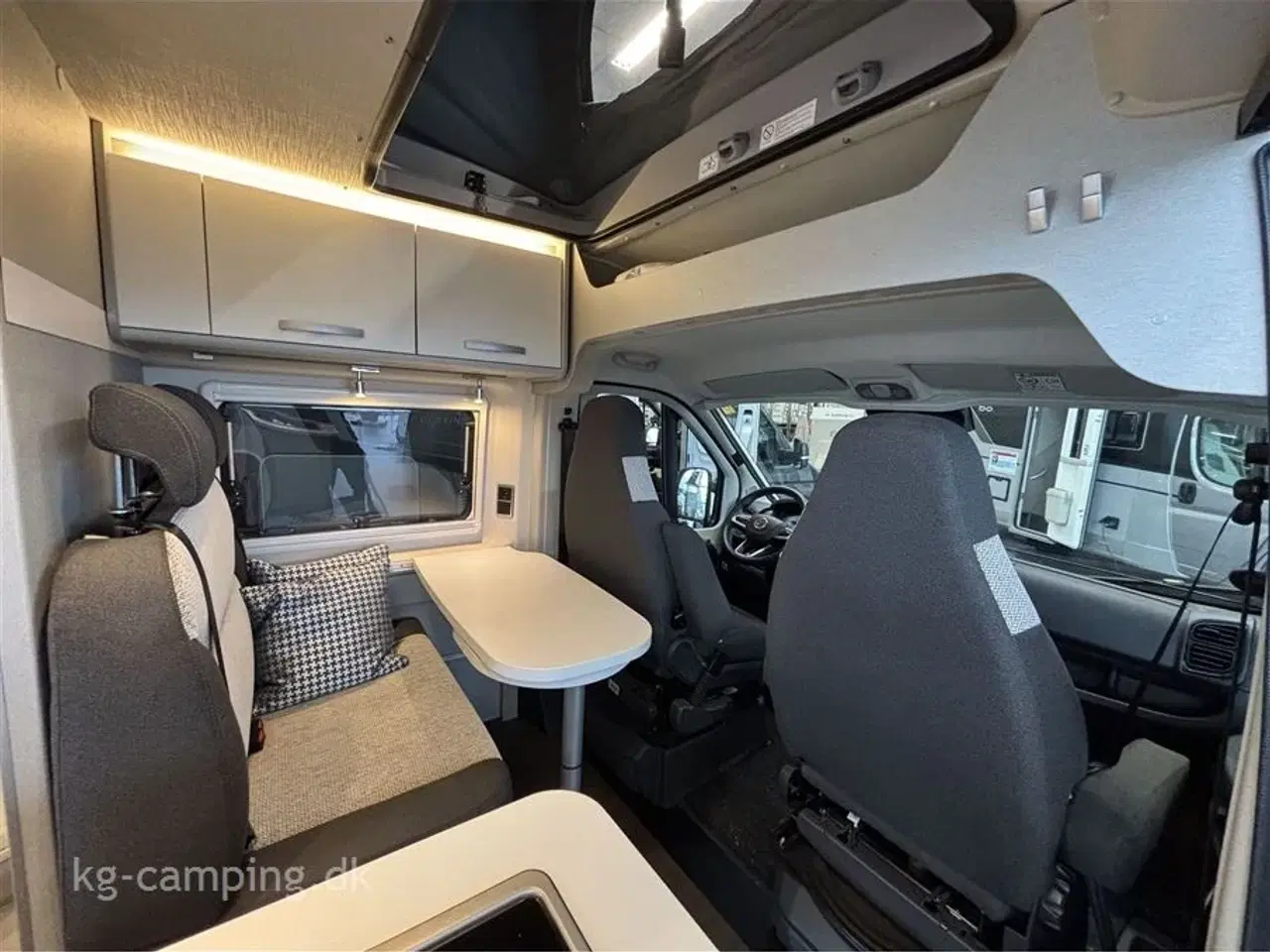 Billede 7 - 2022 - Hymer Free 540 BLUE EVOLUTION   Udstyr inkluderet: 2x Lithium-batteri • Solcelleanlæg • Markise • Hævesængetag • Fuld LED-lys • Automatisk klimaanlæg • Elektrisk håndbremse