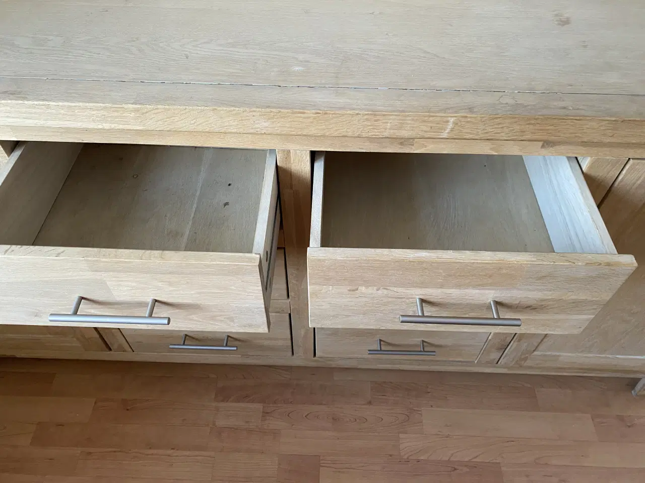 Billede 8 - Massiv egetræ skænk og vitrine