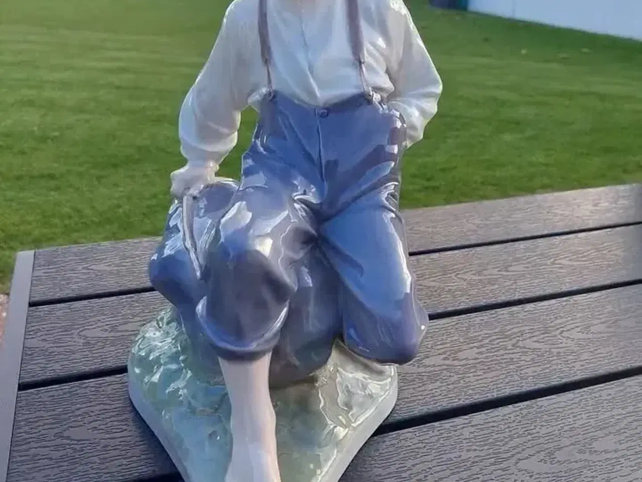 Billede 1 - Dreng på sten