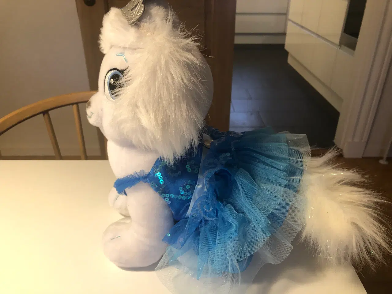 Billede 1 - Flot BuildABear bamse i hvid med blåt tøj