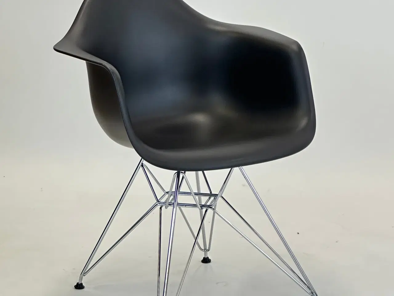 Billede 1 - Vitra Eames Plastic Armchair DAR (Sort)