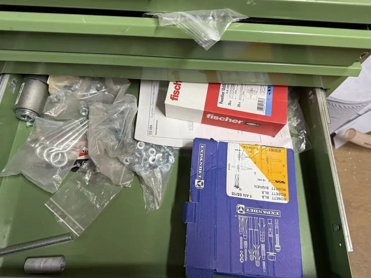Billede 14 - Stålreol med diverse skruer, søm m.m.