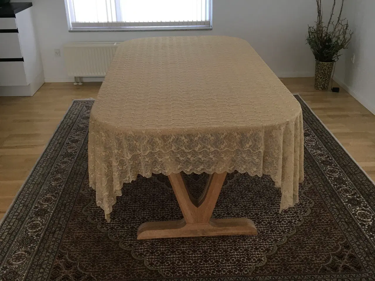 Billede 4 - Fransk håndsyet dug i broderi anglaise med bølgeka