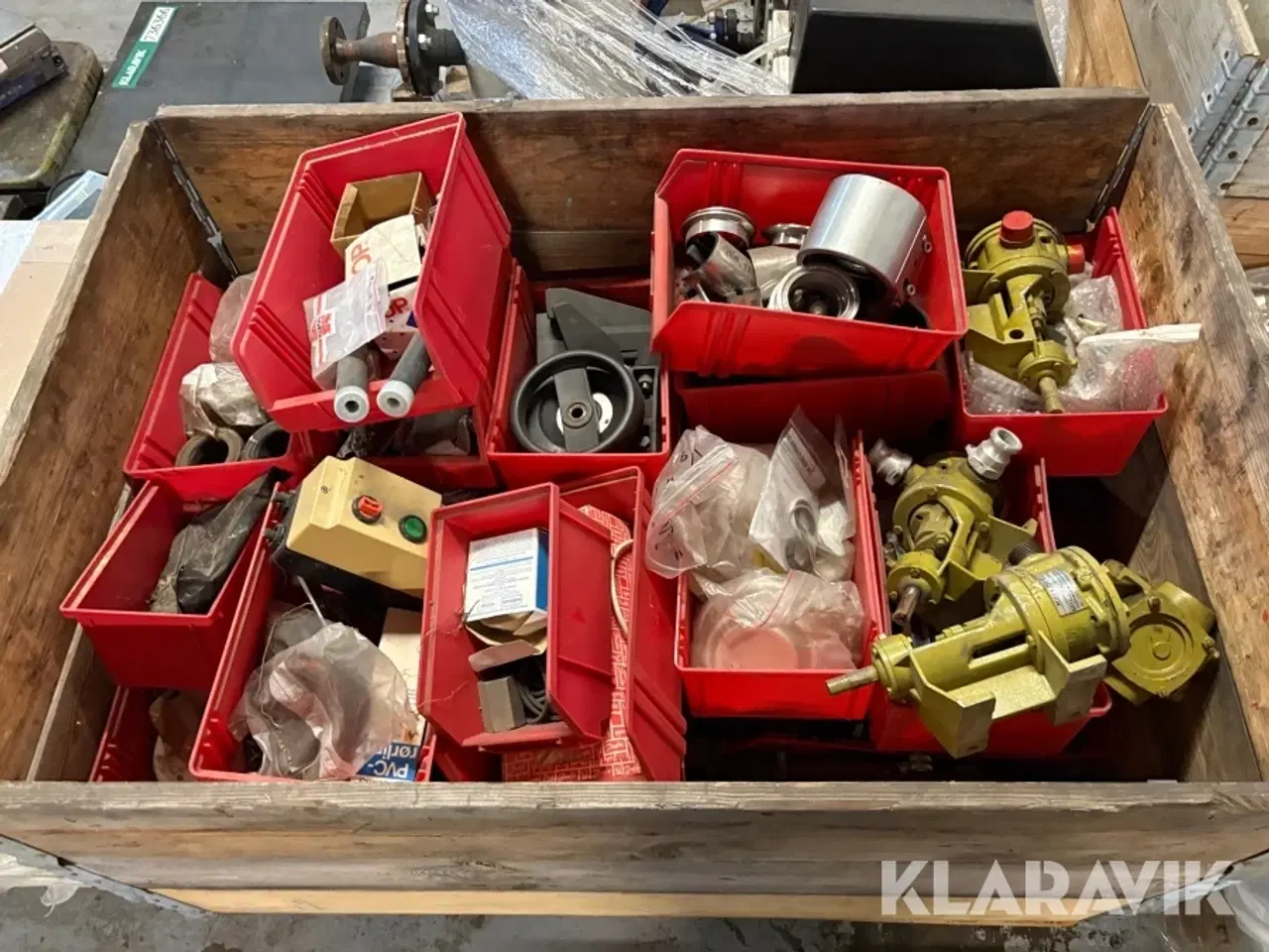 Billede 3 - Samlet lot - Rotan pumper, reol og afdækning