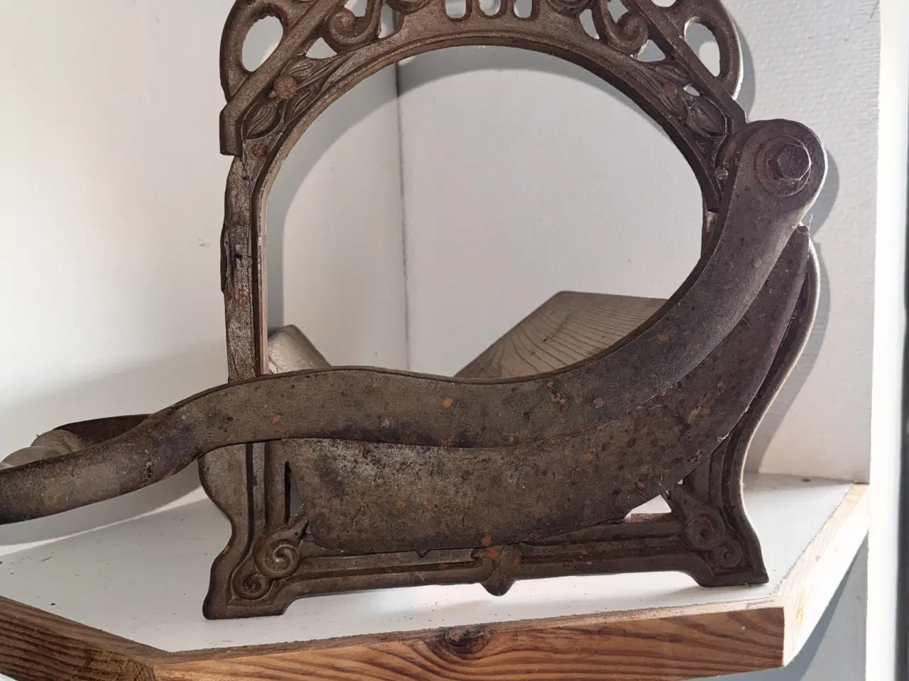 Billede 1 - Gammel brødskærer i støbejern og træ