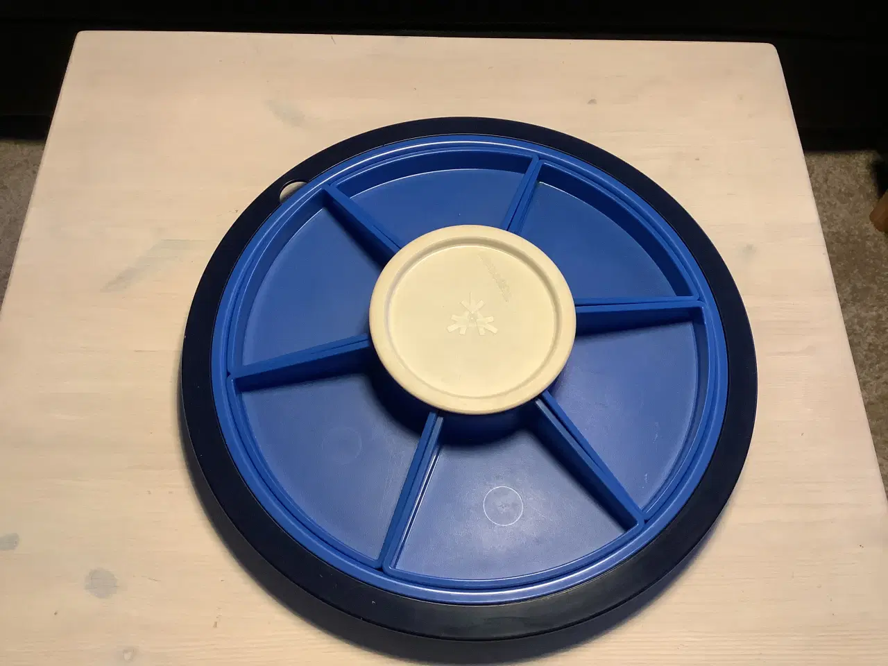 Billede 1 - Tupperware serverigsfad i blå plast