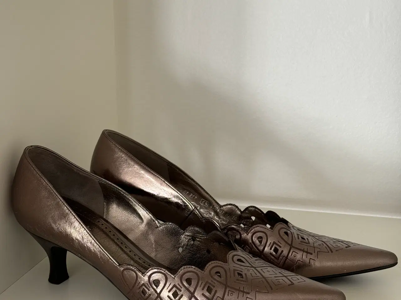Billede 2 - Gyldne, højhælede Gabor sko med mønster. Str 39.