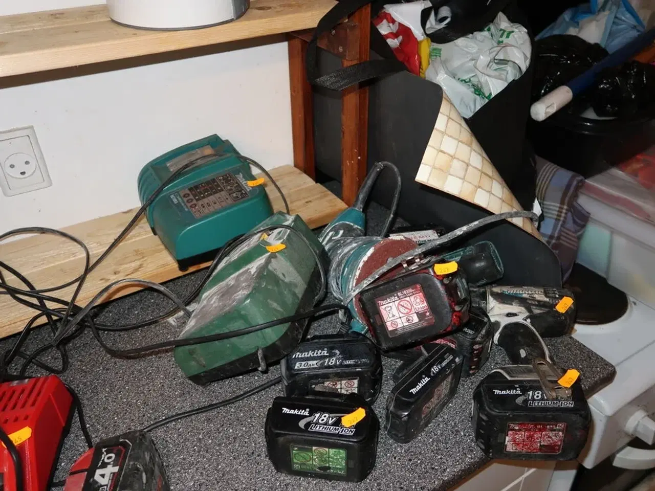 Billede 1 - 2 stk. akku håndværktøj MAKITA med 6 stk. batterier og 2 stk. ladere m.m.