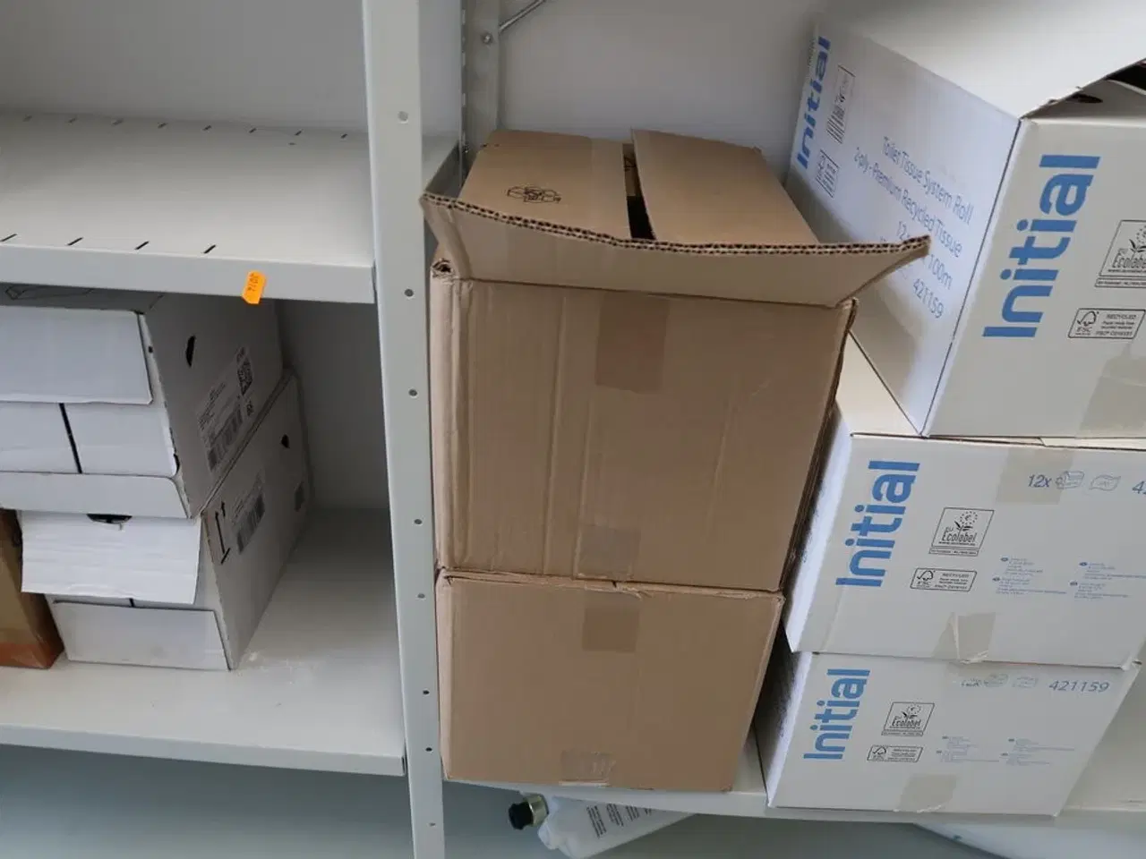 Billede 6 - 3 fag lagerreoler med div. Rengøringsmidler, rengøringsartikler m.m.