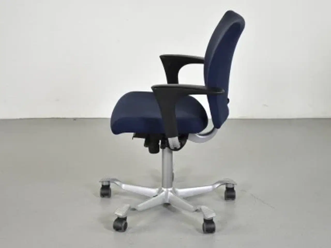 Billede 2 - Häg h04 4200 kontorstol med blåt polster, alugråt stel og armlæn