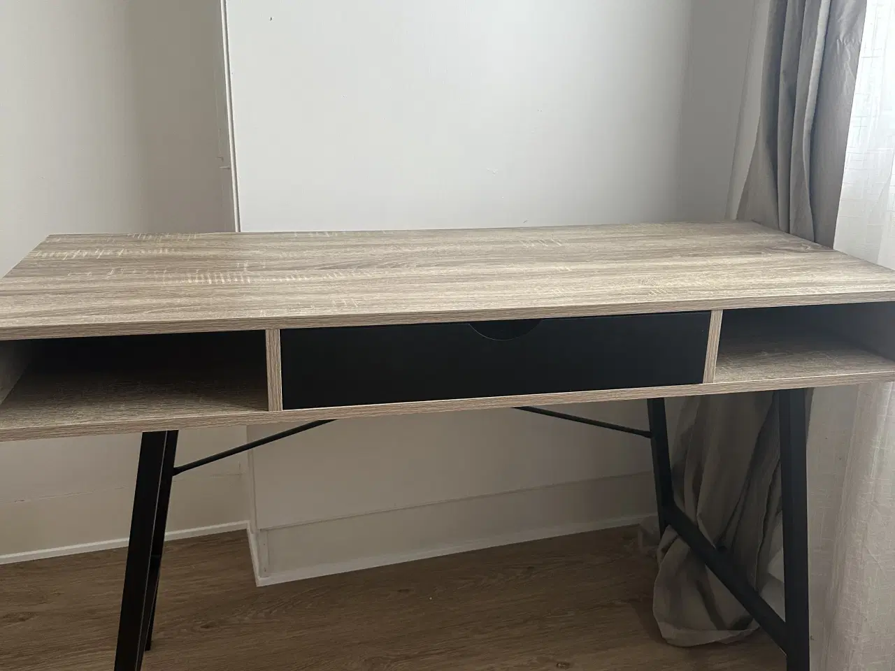 Billede 1 - Skrivebord 