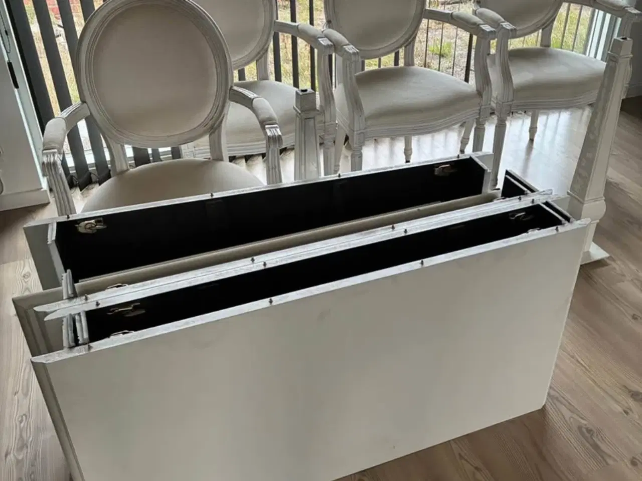 Billede 4 - Massivt udtræksbord med 8 rokokostole