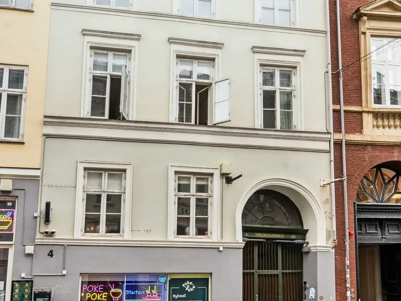 Billede 18 - Højt til loftet. blotlagte bjælker, altan og særdeles centralt beliggende