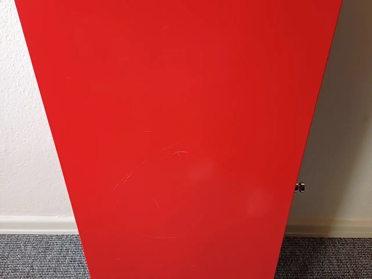 Billede 4 - Rødt stål skab. IKEA PS.