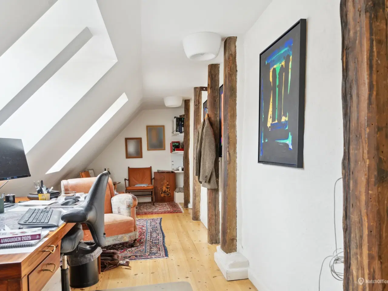 Billede 5 - Højt til loftet. blotlagte bjælker, altan og særdeles centralt beliggende