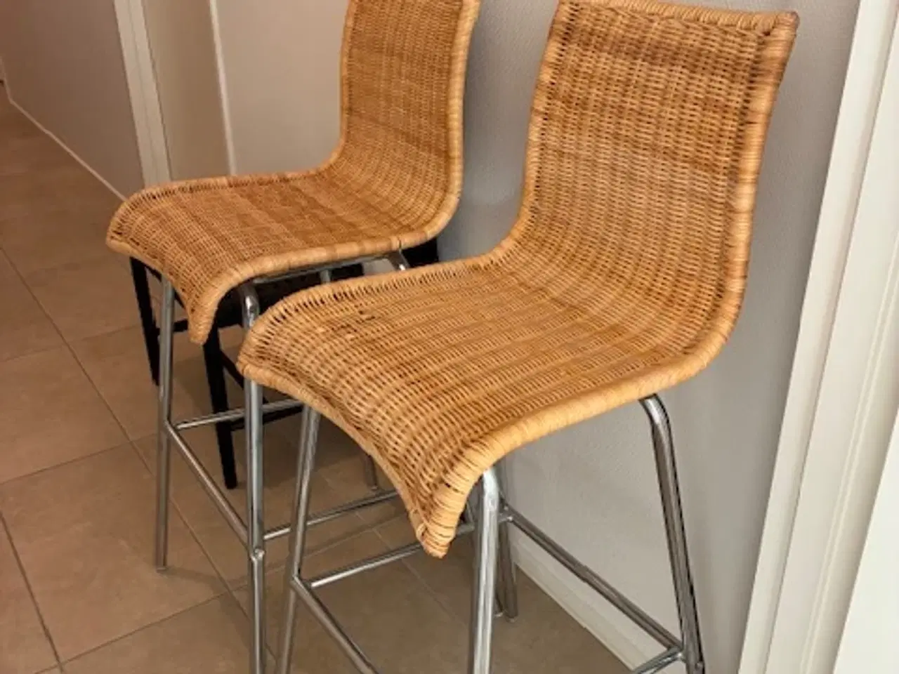 Billede 2 - 2 flotte barstole i flet og med alu ben