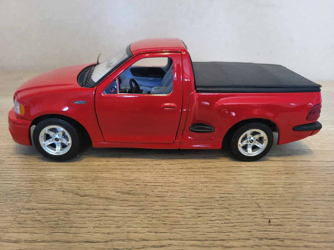 Billede 3 - Modelbil: Ford F150 SVT (1999)  Skala 1/18.