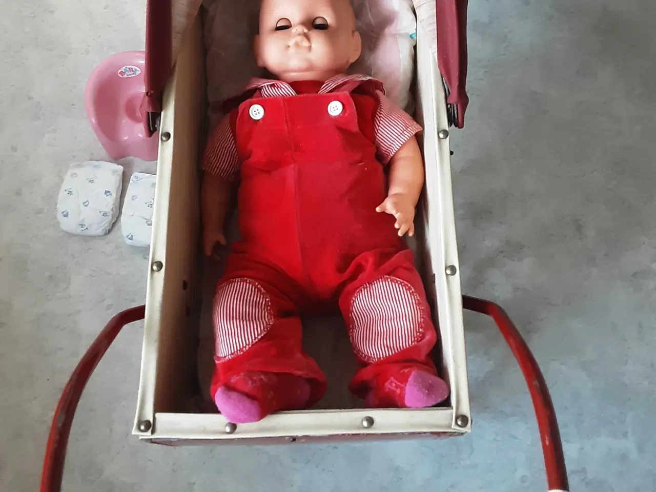 Billede 2 - Retro rød dukke barnevogn med retro babydukke.