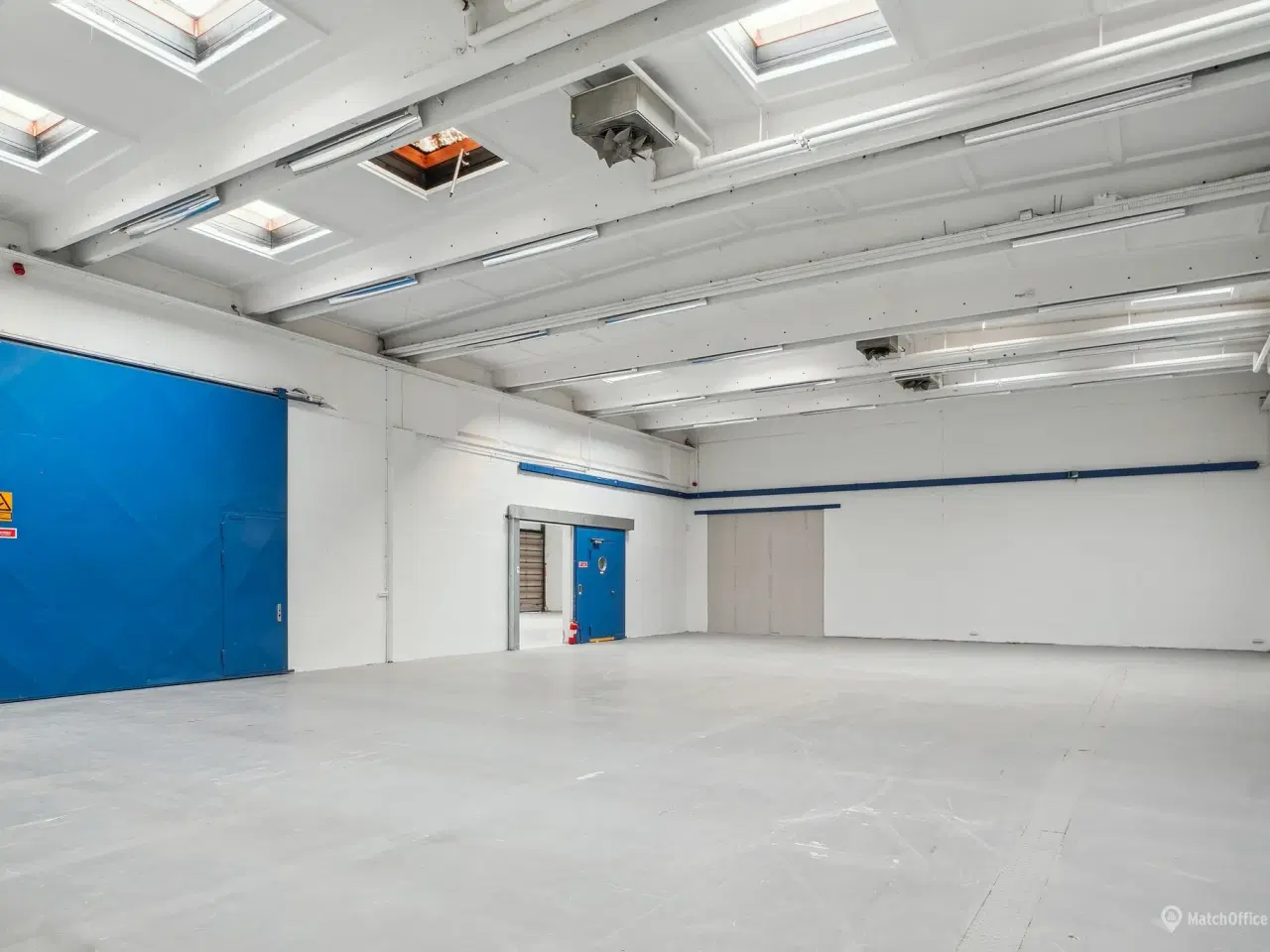 Billede 5 - Lager på 695 m² med høj loftshøjde og to elektriske porte
