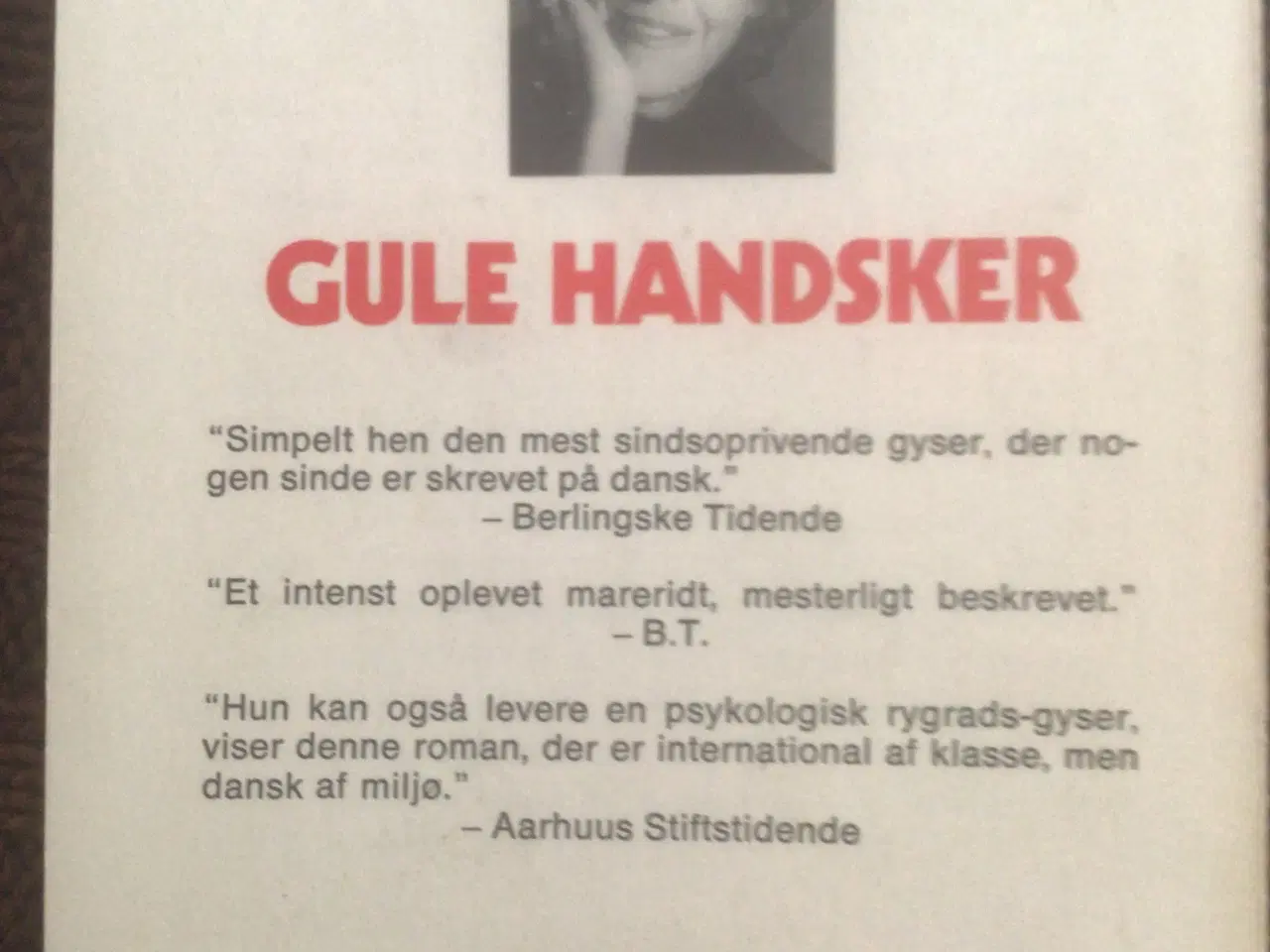 Billede 2 - Helle Stangerup : Gule Handsker