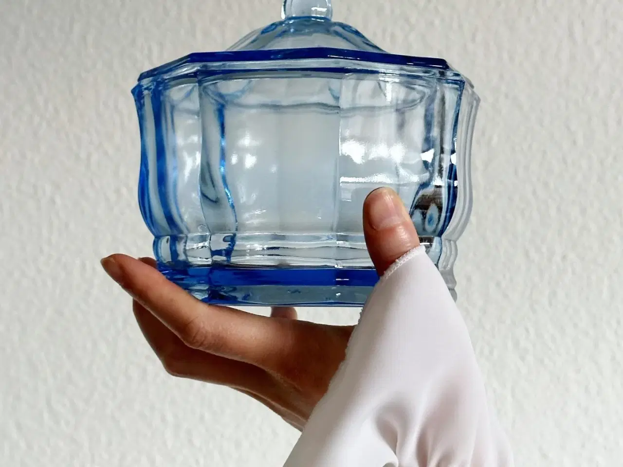 Billede 1 - Ottekantet lågkrukke af lyseblåt glas