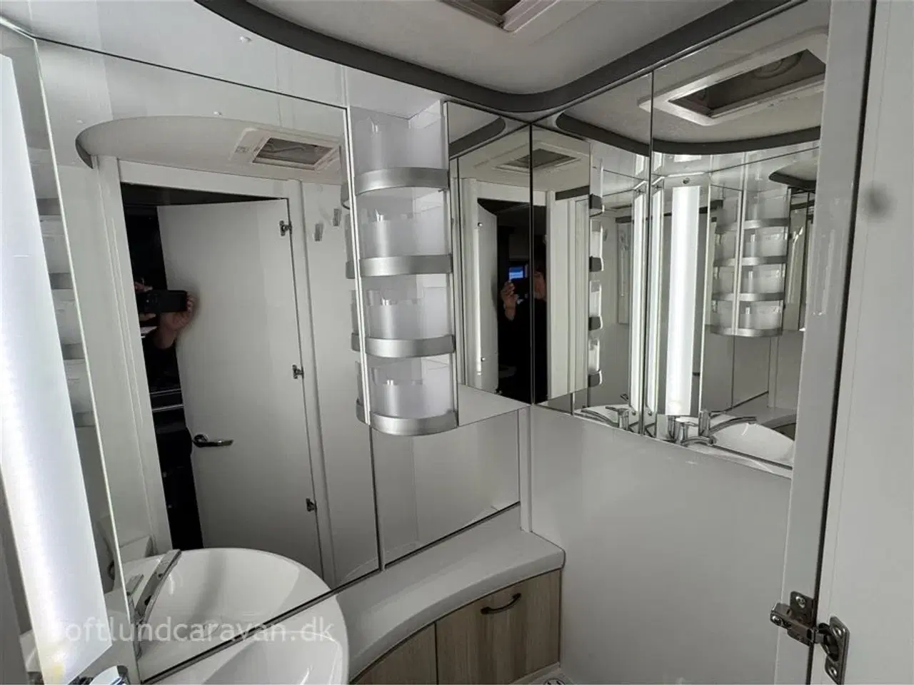 Billede 17 - 2026 - Hobby De Luxe 495 UL   NY 2026. Sønderjyllands aut. HOBBY forhandler. Enkeltsenge m/lameludtræk, NU PÅ LAGER TIL OMGÅENDE LEVERING.