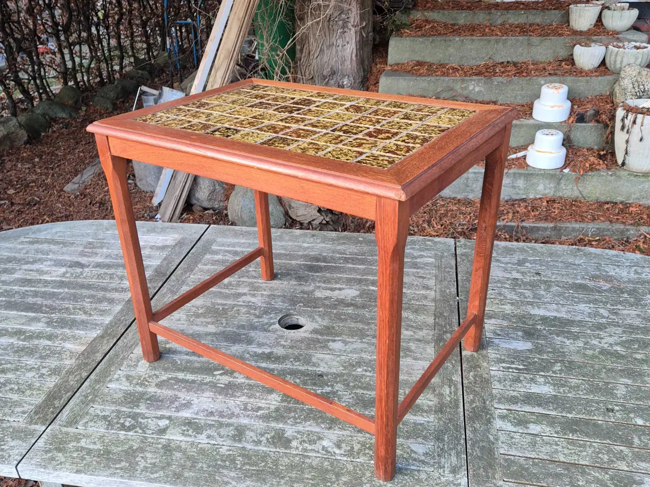 Billede 1 - Sidebord i teak med fine sandfarvede kakler