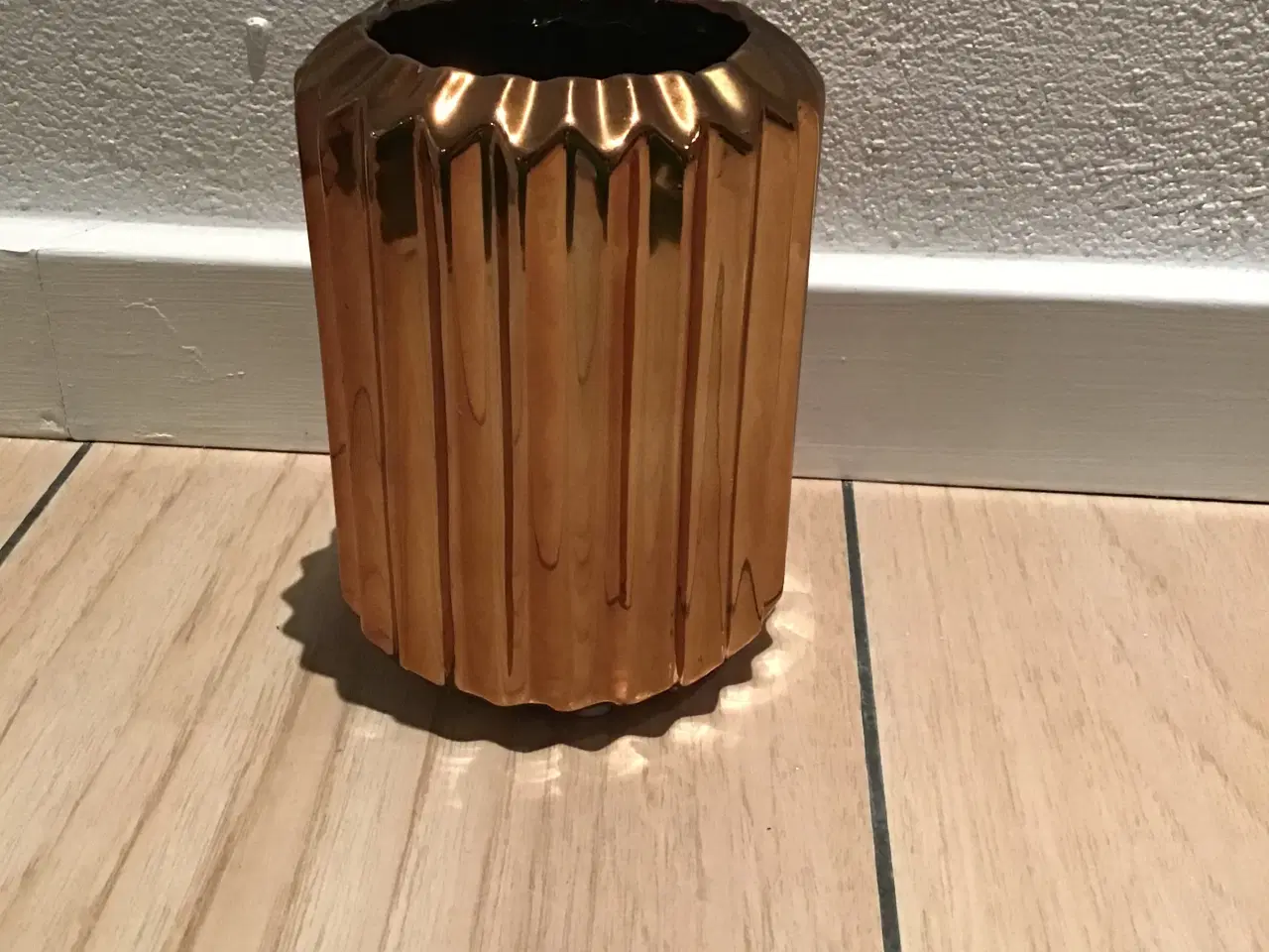 Billede 2 - Kobber farvet vase 12,5 cm høj