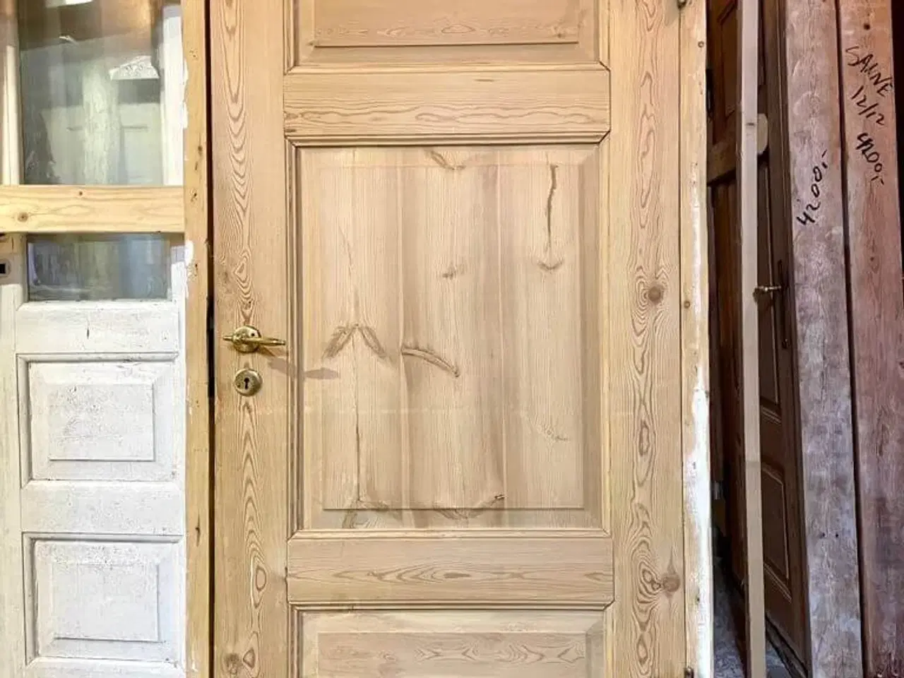 Billede 1 - Bred og lav fyldningsdør m. karm og bundstykke