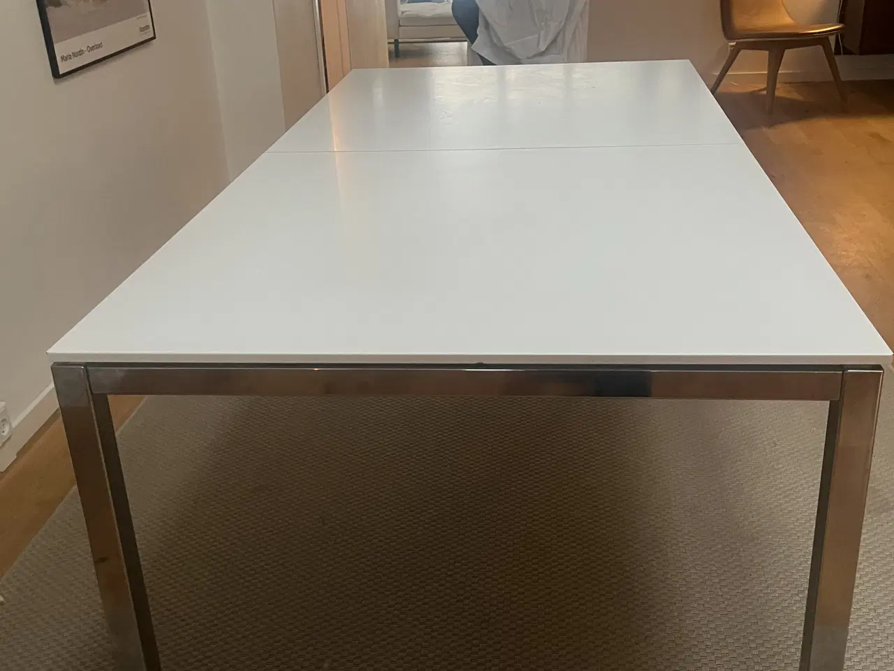 Billede 2 - Hvidt spisebord med metalstel