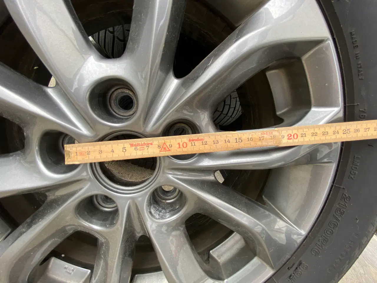 Billede 3 - 4 stk. velholdte alufælge med vinterdæk og kapsler