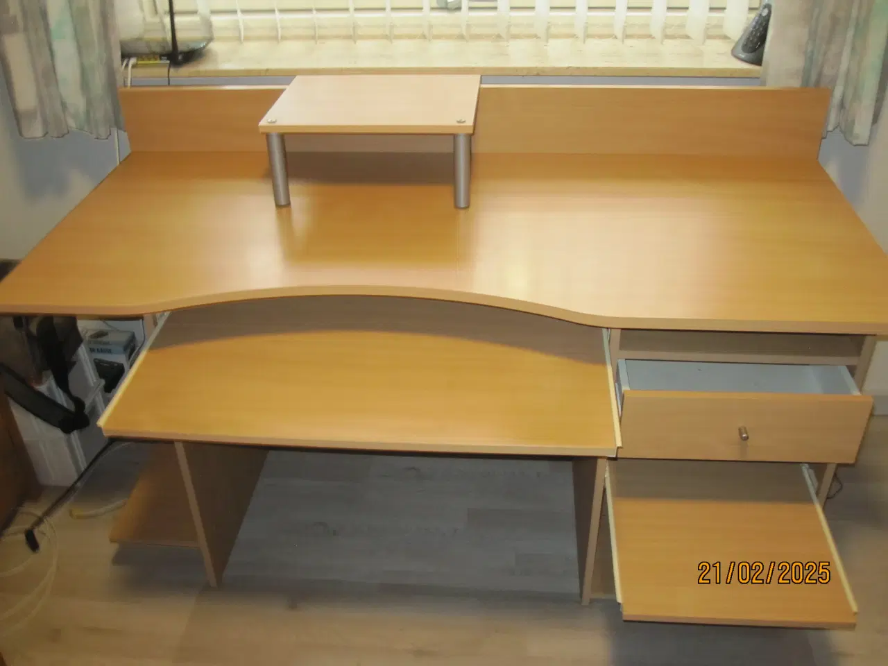 Billede 2 - Skrivebord med skuffer og hylder i lys bøg.+GAMING