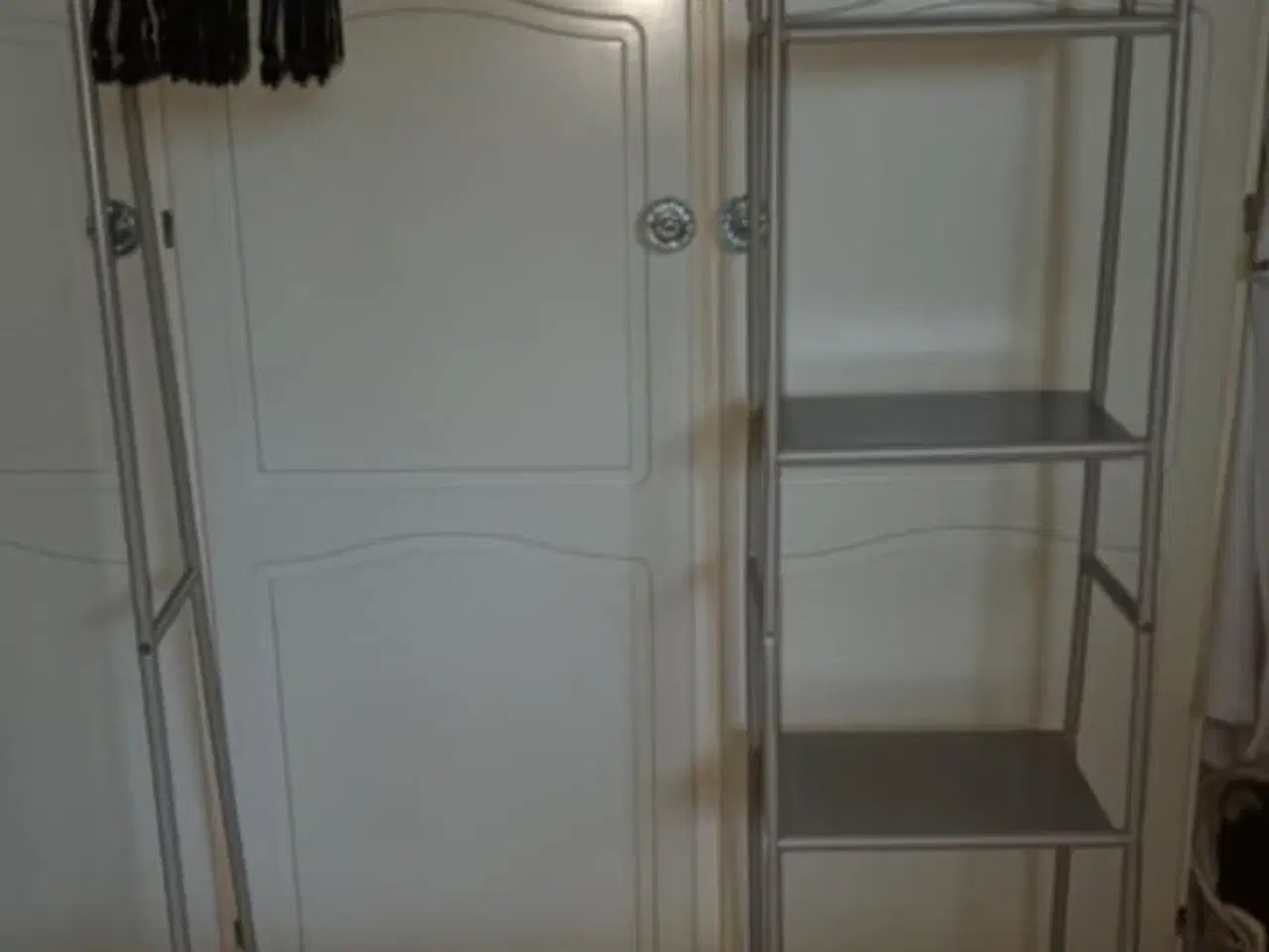 Billede 1 - RAVNKILDE 4 hylder lys sand + 20 stk sort bøjler