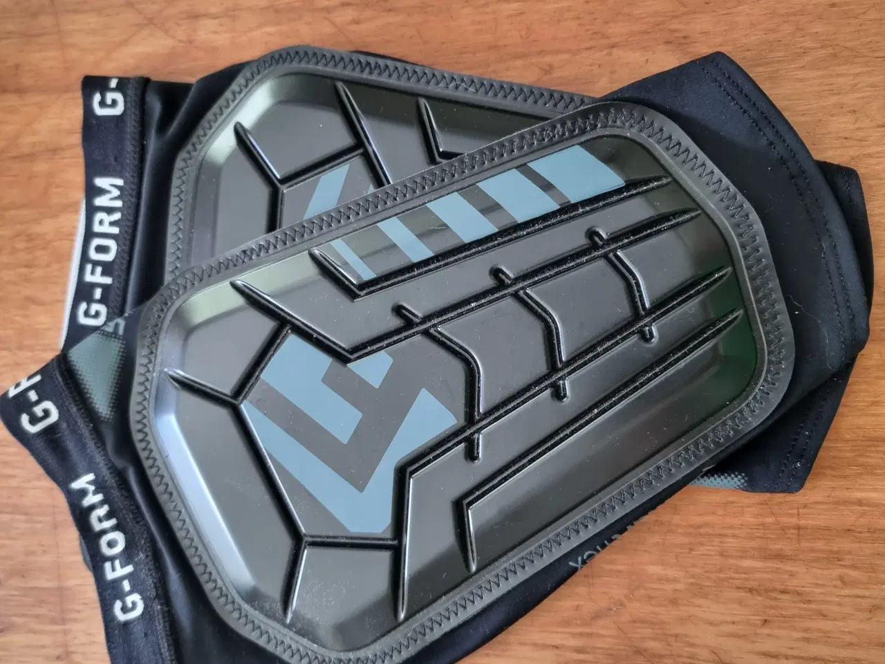 Billede 2 - Nye G-Form Pro-S Vento Benskinner str. L