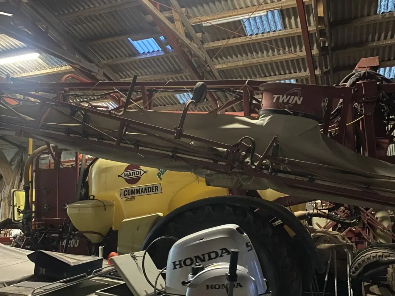 Billede 2 - Hardi Commander 4200 med luft. Sprøjten er synes i 2025.