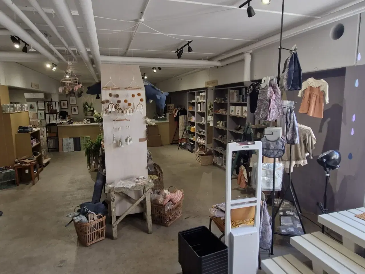 Billede 10 - Regulært flot butikslokale. Butik. Showroom. Kontor. Lager. Værksted og lign