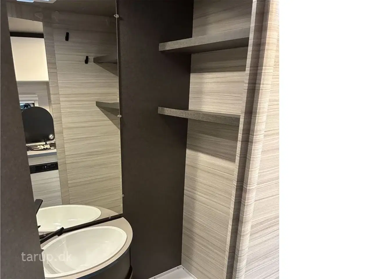 Billede 15 - 2026 - Dethleffs C'joy 460 LE   Enkeltsenge med udtræk til dobbeltseng, endesiddegruppe, varmt vand, blæservarme, spildevandstank,  kompressorkøleskab