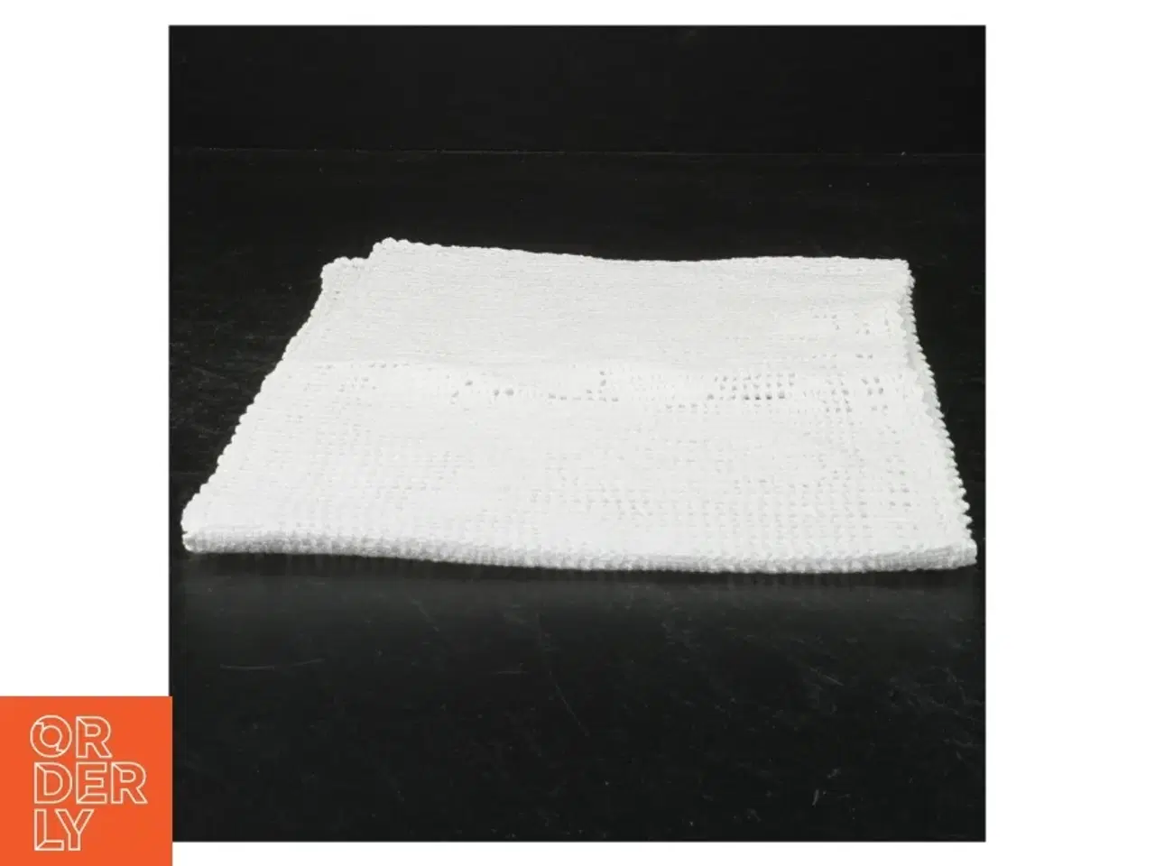 Billede 2 - Hvid hæklet dug (str. 60 x 19 cm)