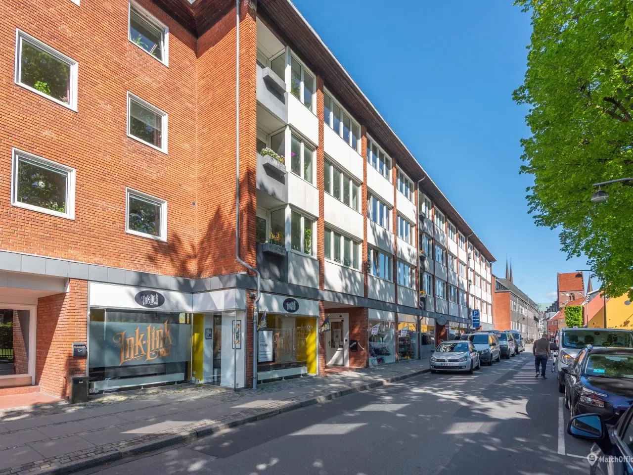 Billede 2 - Yderst central placering med store facadevinduer!