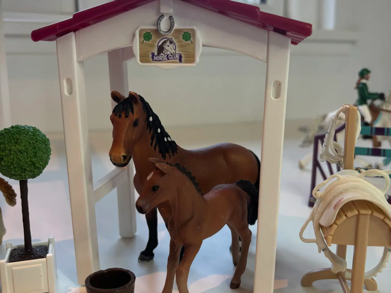 Billede 10 - Schleich stald område med 7 stk  heste