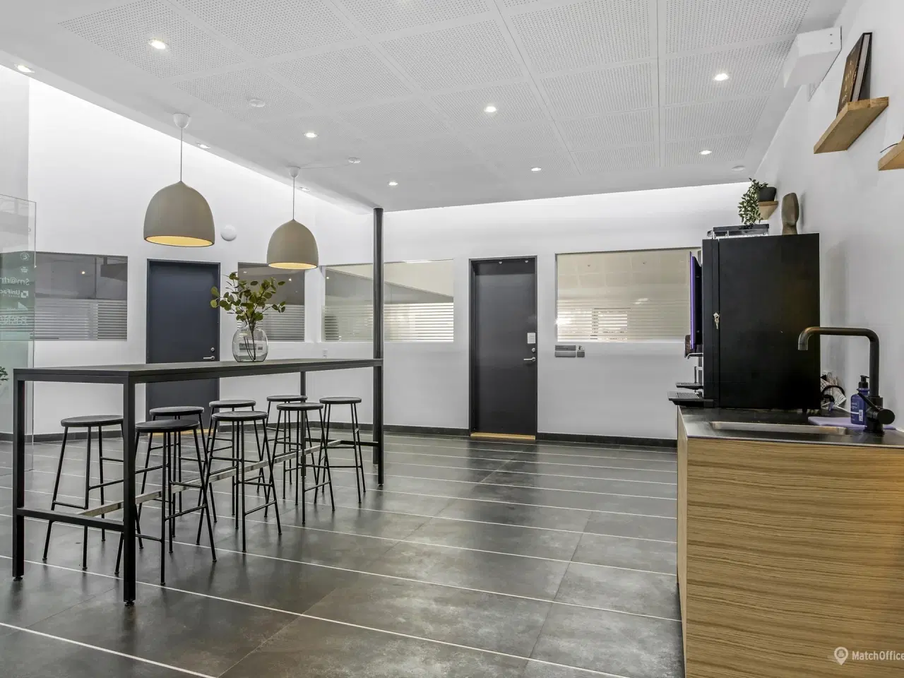 Billede 12 - Yderst indbydende kontor/showroom med højt til loftet samt fantastisk lysindfald som også indeholder mødelokale eller et lille kontor - Ring for mere info👍🏼