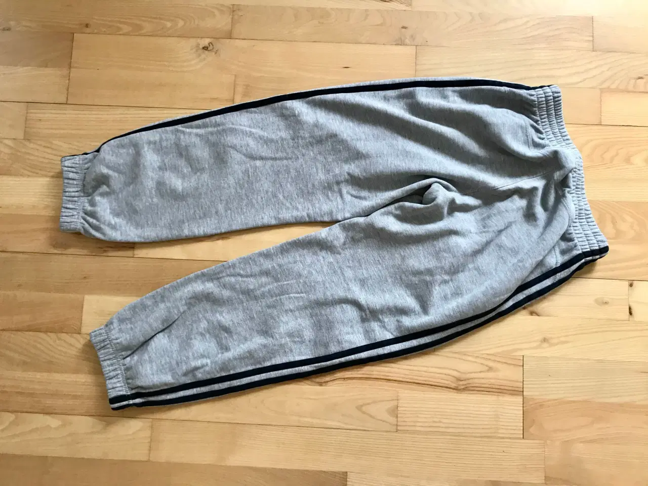 Billede 2 - Adidas bukser i str. 11-12 år (152)